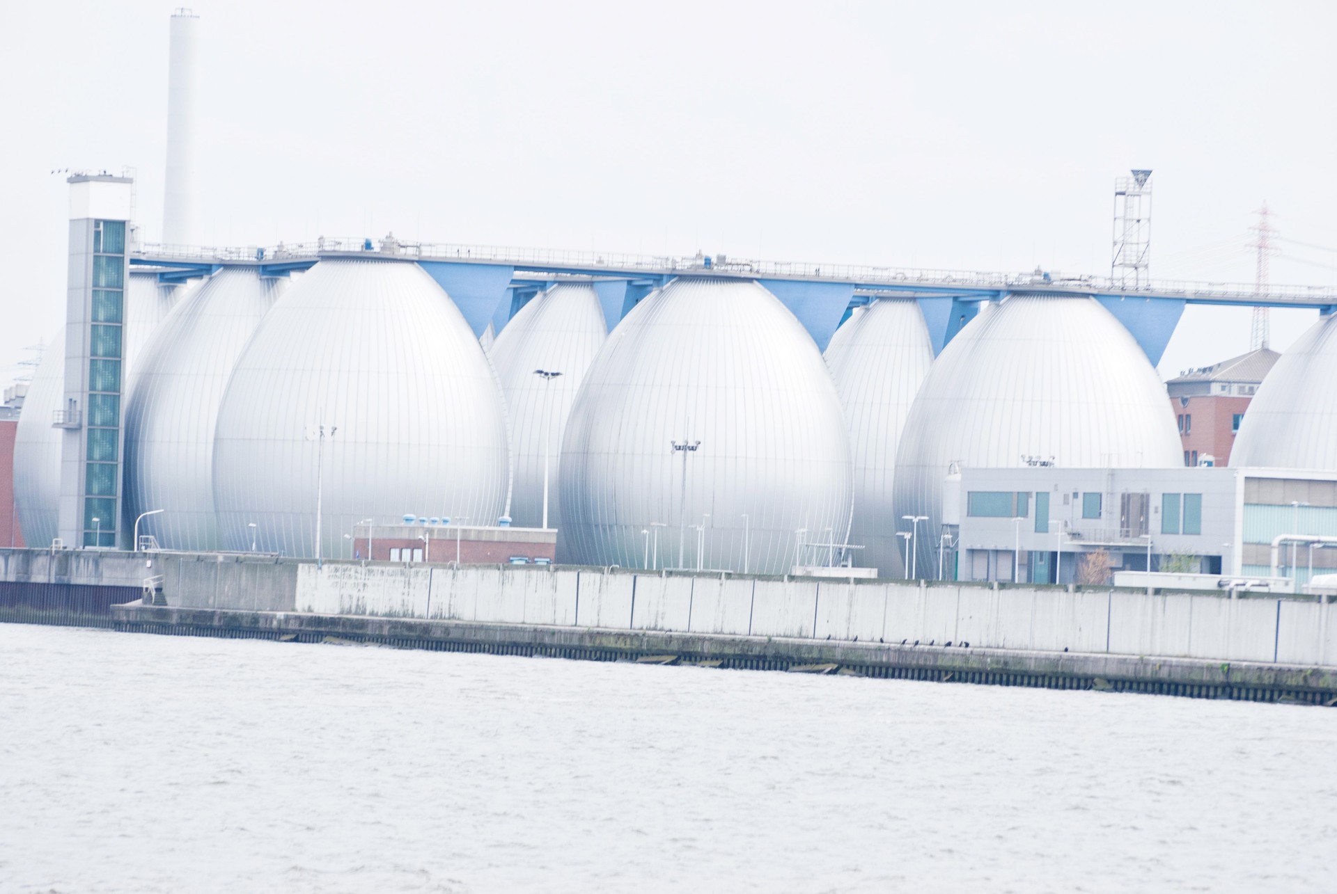 Lagertanks und Kräne auf einem Port